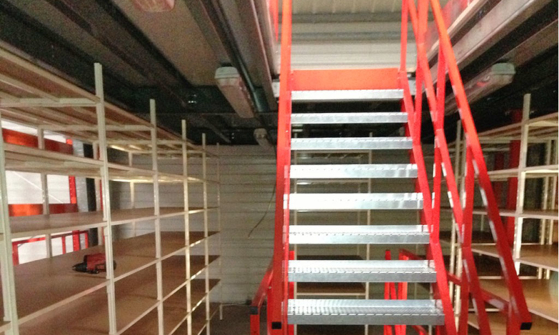 Escalier, accessoires pour plateforme mezzanine - Bretagne rayonnage