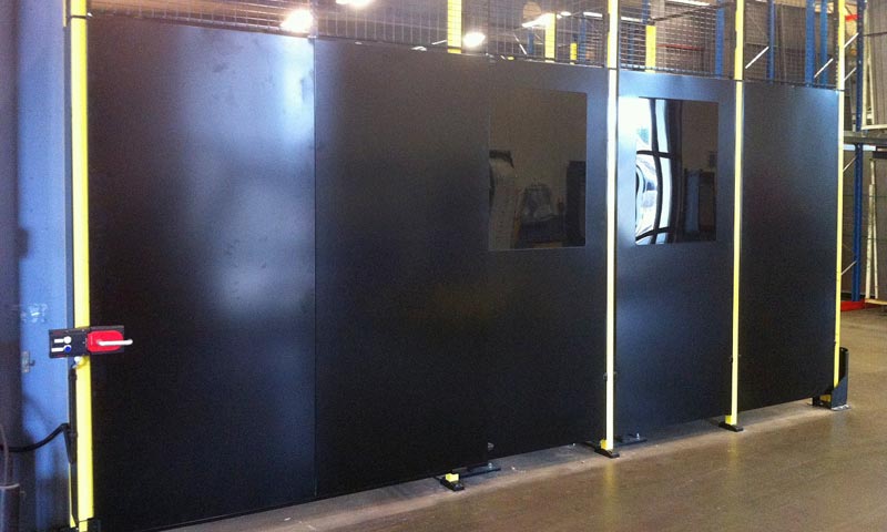 Cloison industrielle tolée, s’adapte ou se complète avec la les cloisons grillagées.