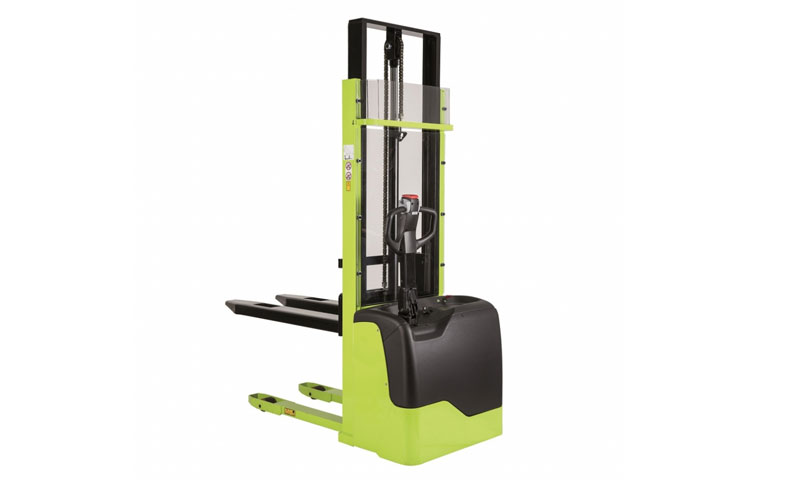 Gerbeur éléctrique marchant, vert et noir.