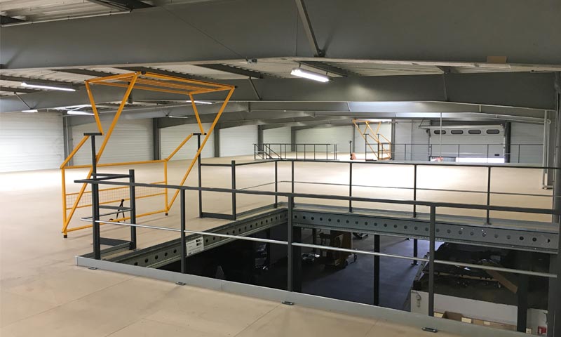 Plateforme-mezzanine, permet de créer une zone Machine/Bureau/Zone de réception en dessous