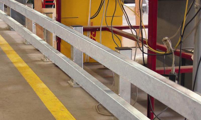 Glissière pare-chocs, en acier massif garantissant une absorption des chocs