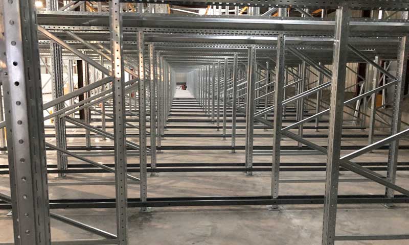 Rack à accumulation LIFO, capacité de 1620 palettes pour cette installation.